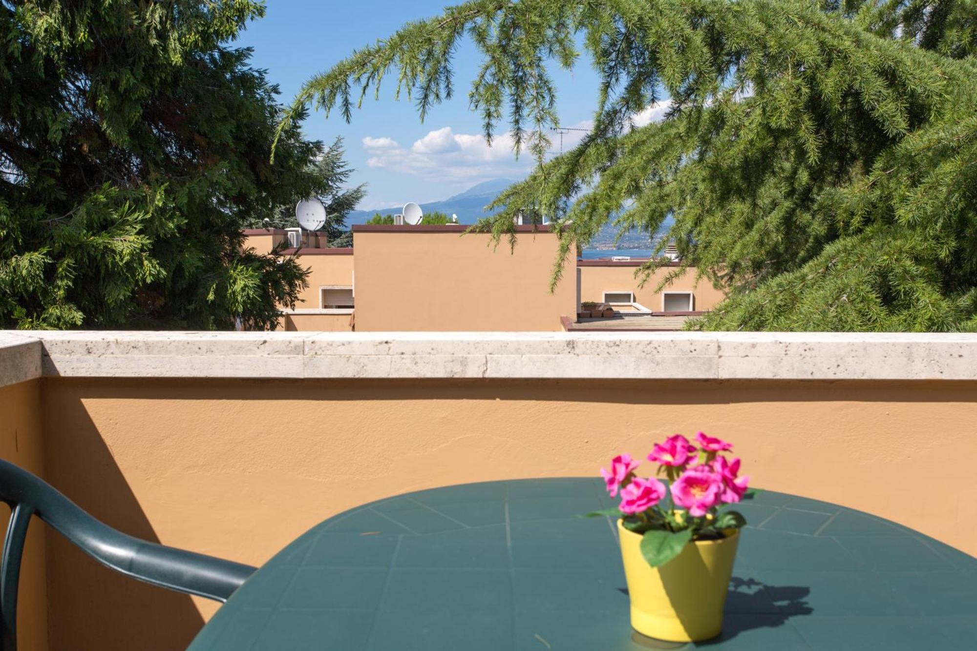 Appartamenti Massimiliano Peschiera del Garda Habitación foto